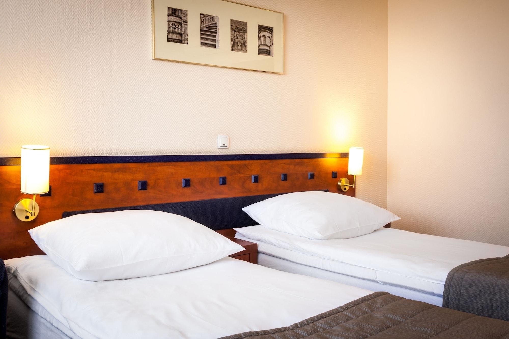 Qubus Hotel Legnica Exterior photo