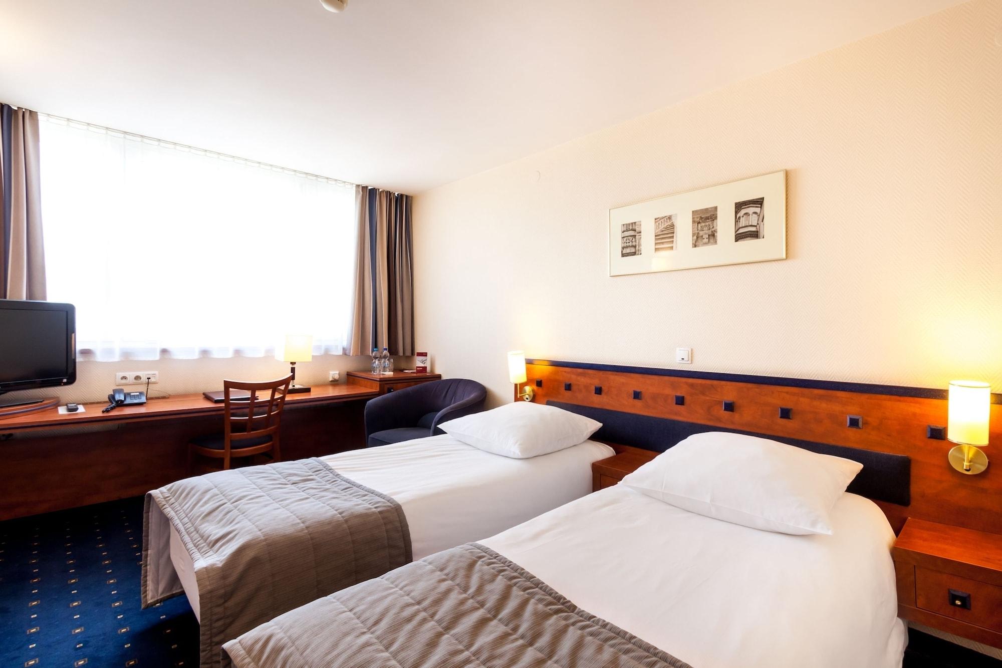 Qubus Hotel Legnica Exterior photo