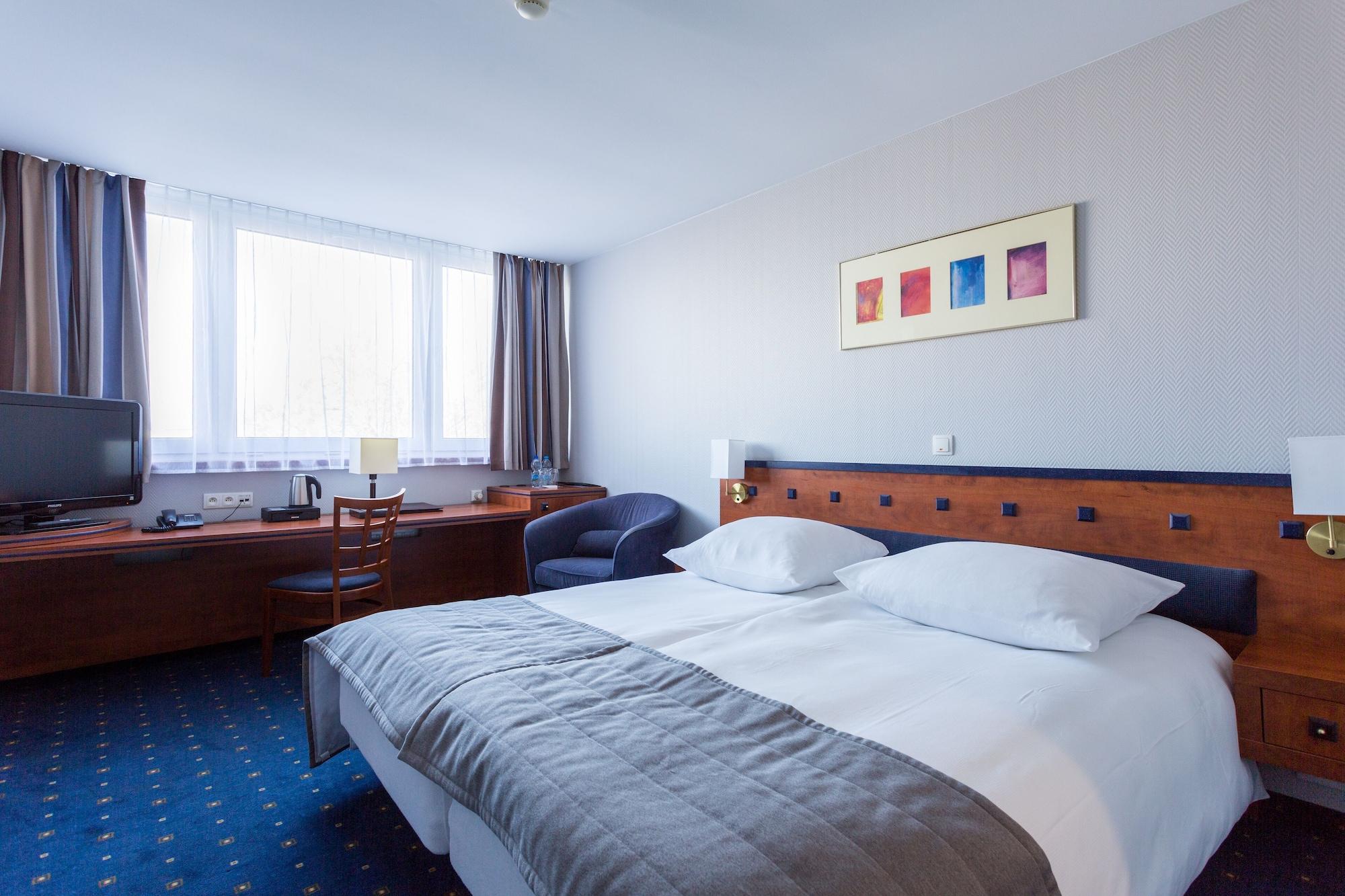 Qubus Hotel Legnica Exterior photo