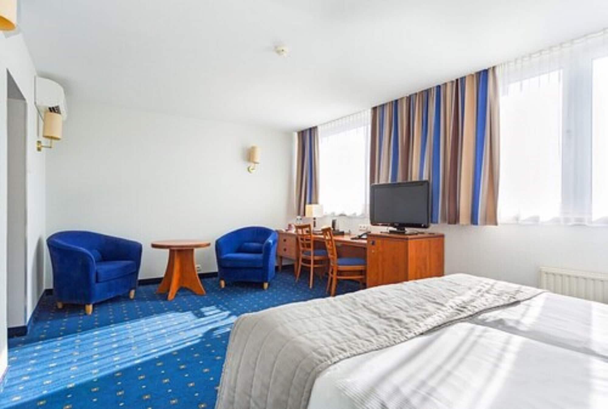 Qubus Hotel Legnica Exterior photo