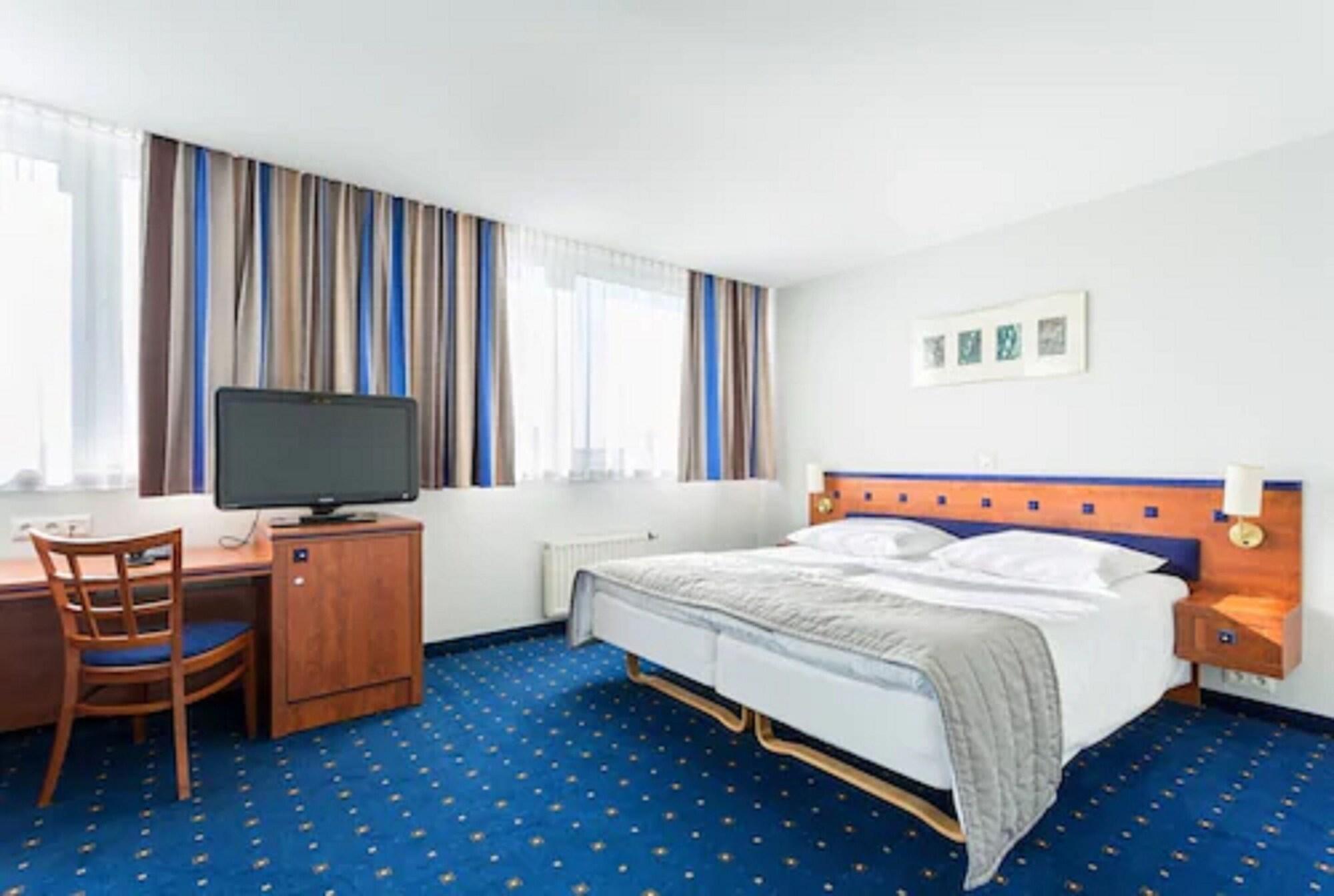 Qubus Hotel Legnica Exterior photo